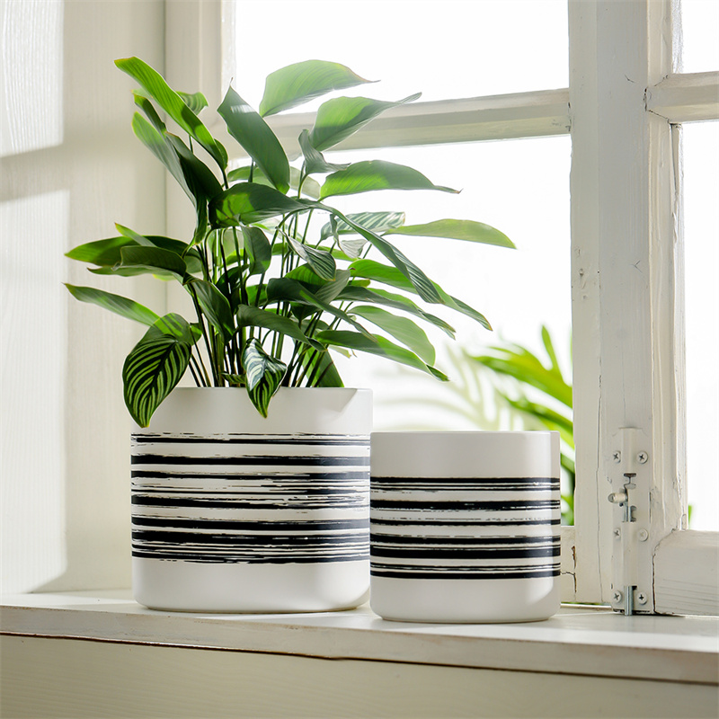 Nihow SET OF 2 FLOWER POTS WHITE & BLACK